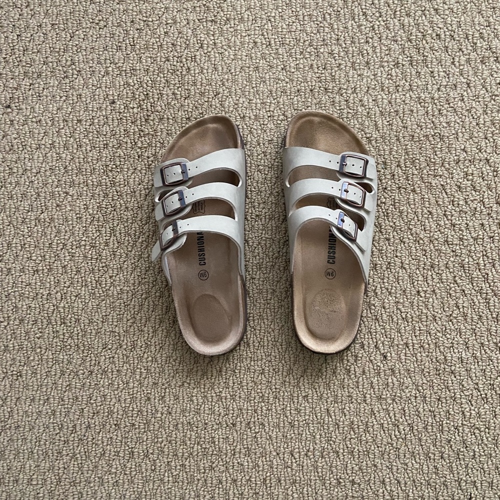 Strap sandals